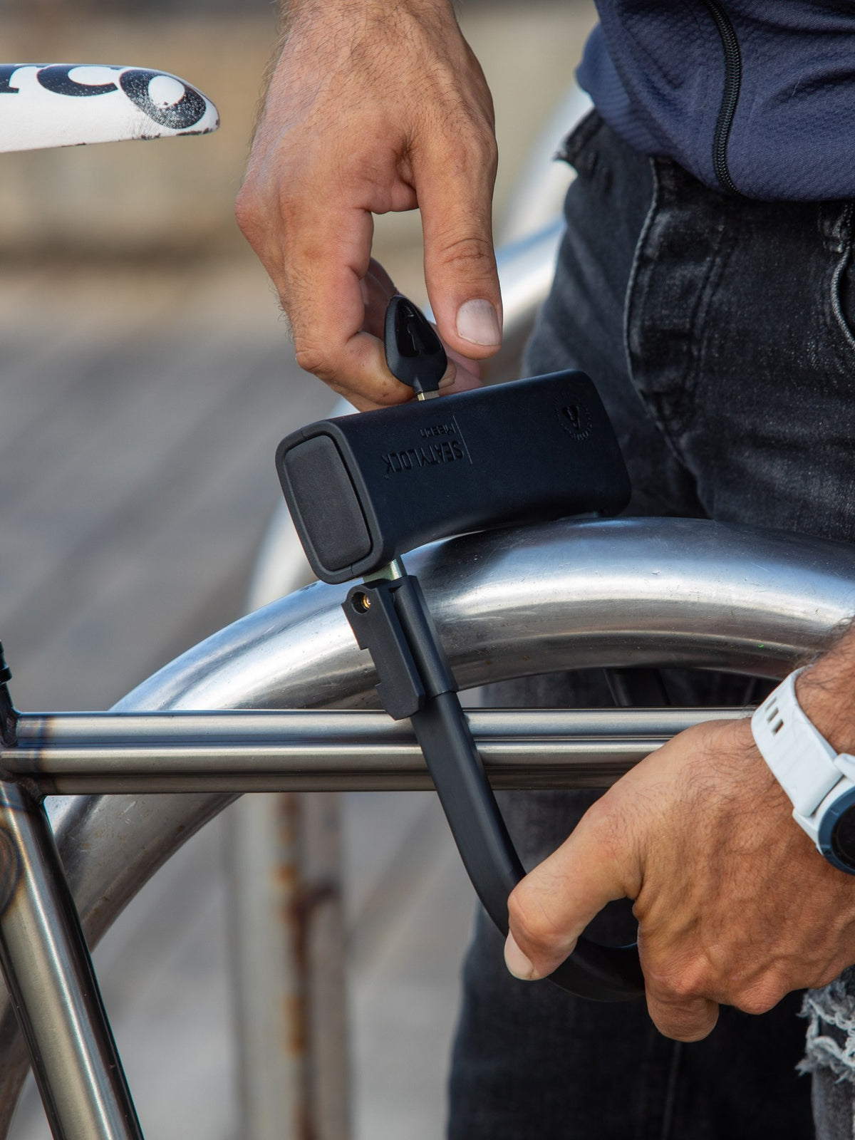 Cycliste verrouillant son vélo avec un antivol U Seatylock Mason