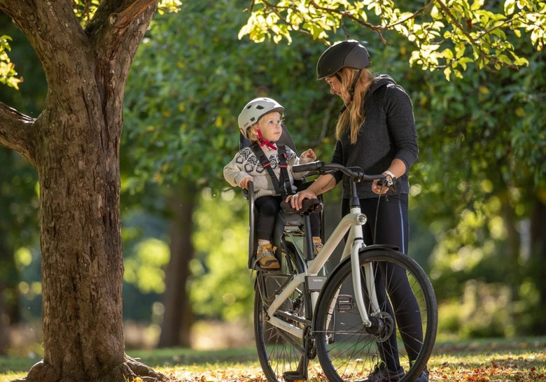 Siège enfant vélo Hamax Zenith installé sur un vélo en ville