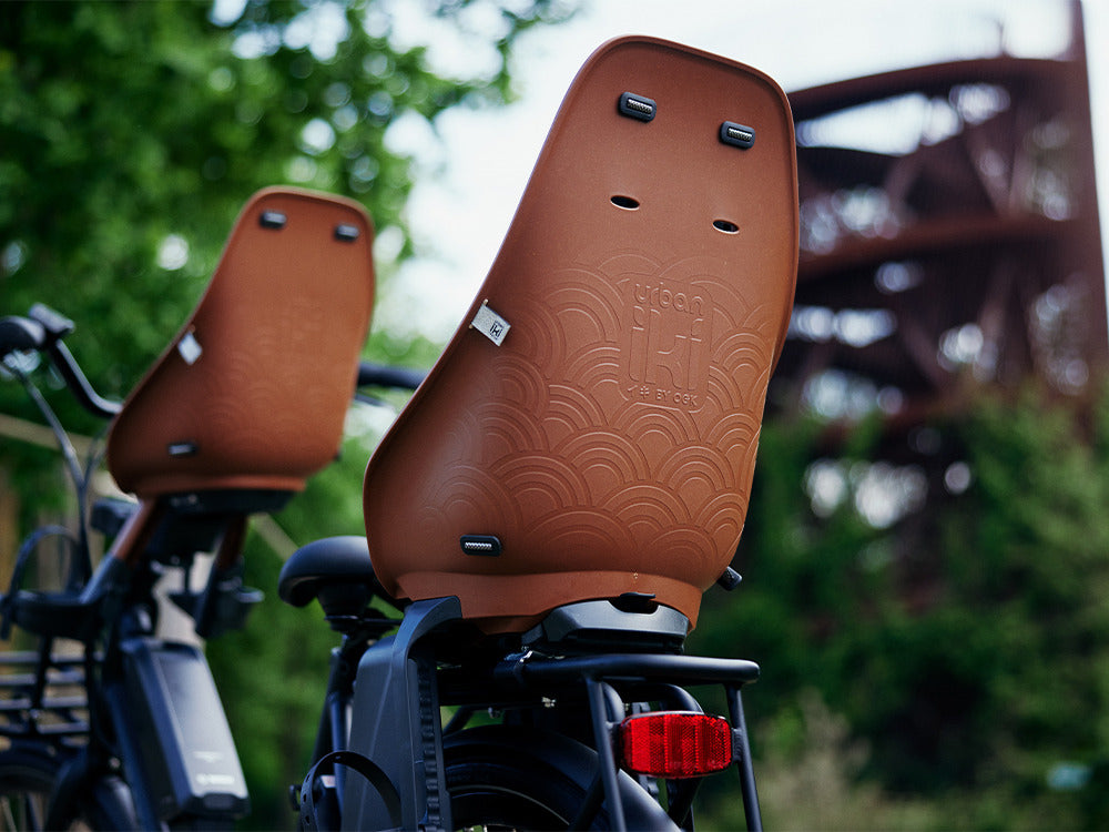 Deux sièges BIO Urban Iki Haniwa Brown montés sur des vélos