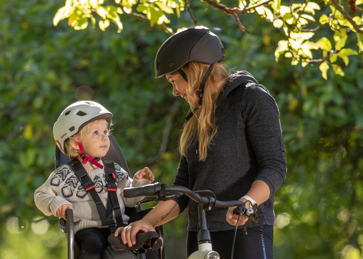 Parent et enfant en balade à vélo avec le siège Hamax Zenith Relax