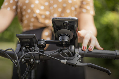 Support téléphone vélo KHEAX sur le guidon d'un vélo électrique en ville