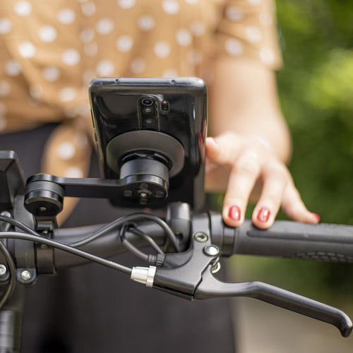Smartphone fixé sur le support téléphone vélo KHEAX au guidon