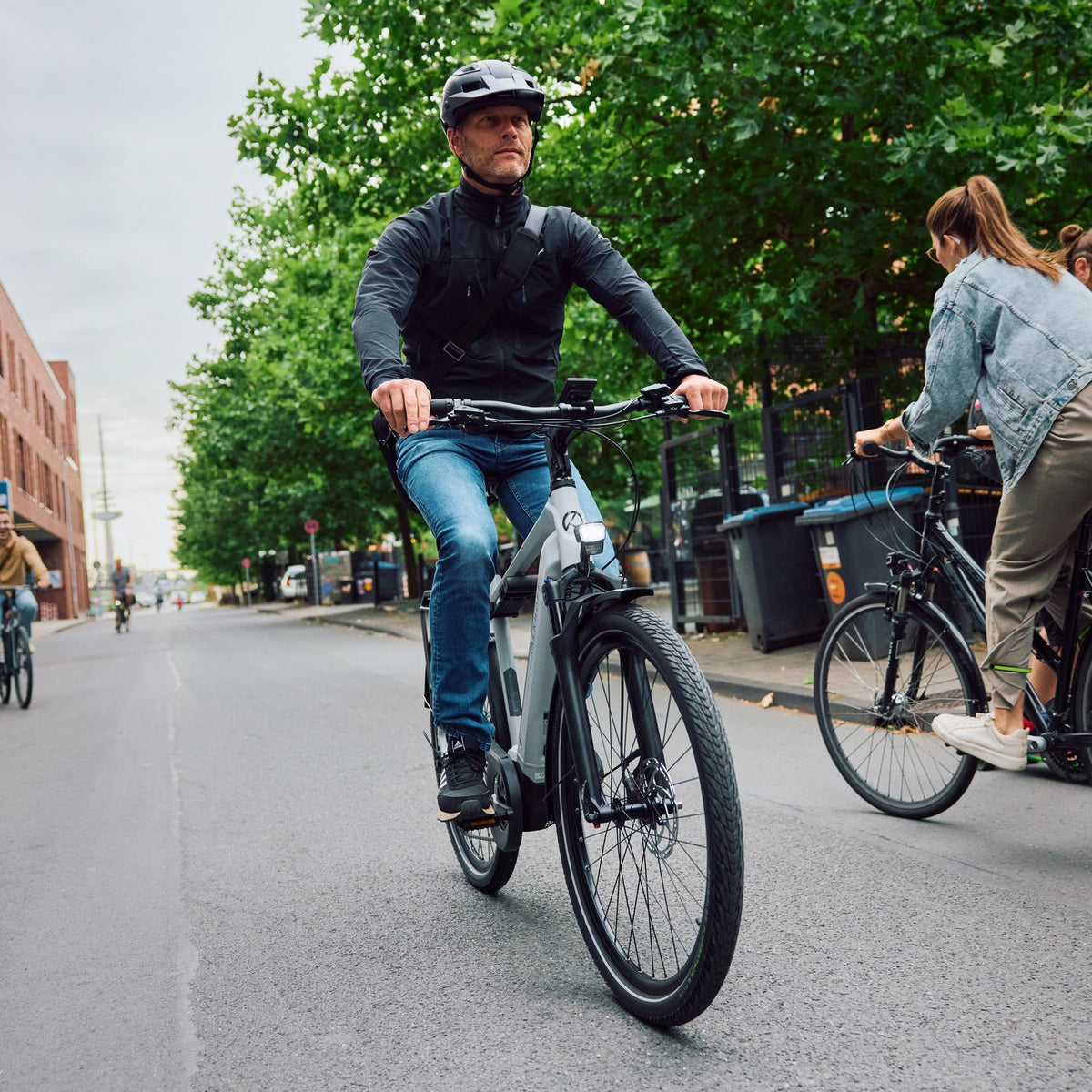 Cycliste roulant en ville à vélo électrique, FAQ antivol Trelock