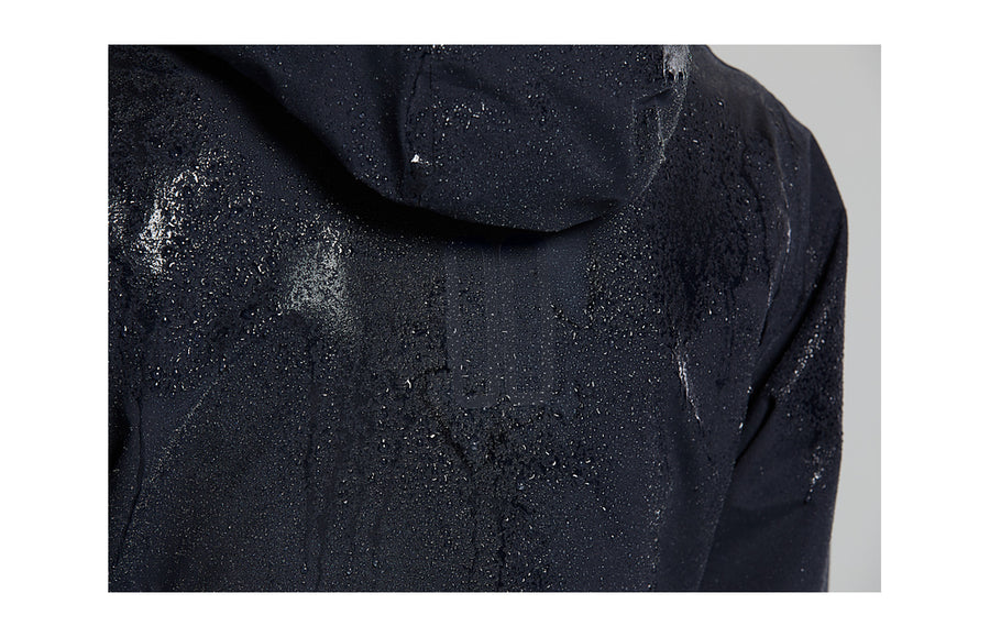L eau perle sur le tissu du trench Basil Mosse
