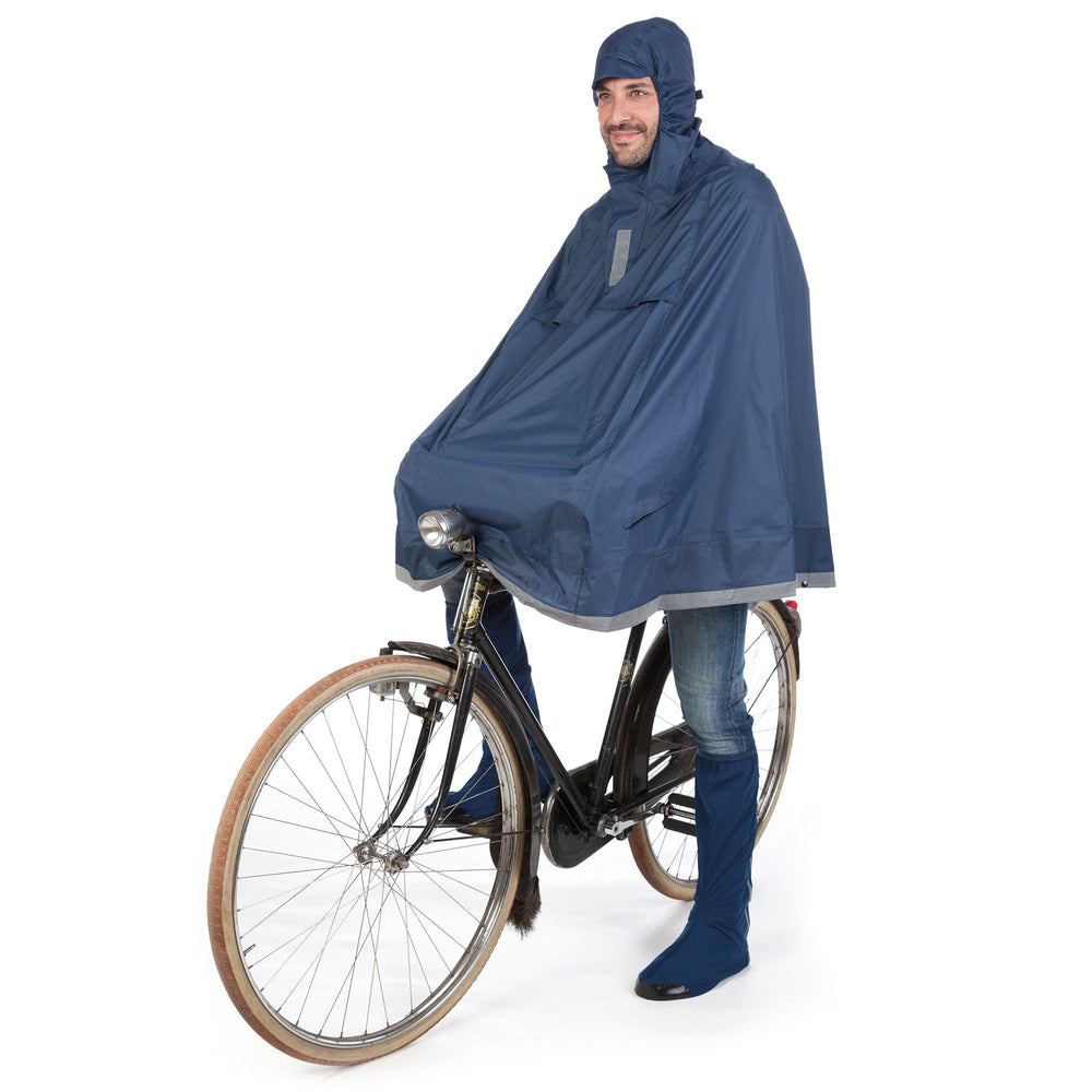 Cycliste portant la cape Garibaldina 2G bleu foncé sur un vélo de ville
