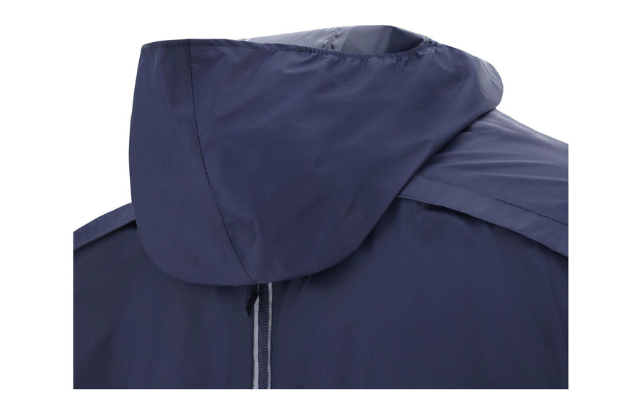 Capuche ergonomique intégrée au col de la Nano Rain Zeta