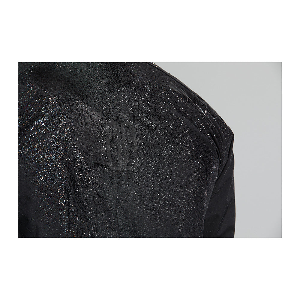 Veste imperméable vélo Basil Skane homme coloris Noir - detail du tissu stretch