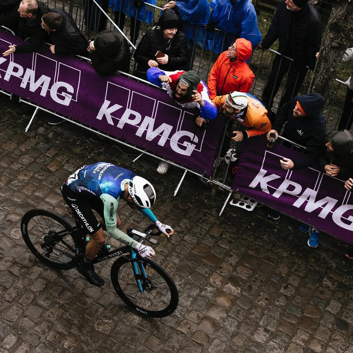 Cycliste sur les pavés du Tour des Flandres, partenaire du spray anti-pluie VisioDry